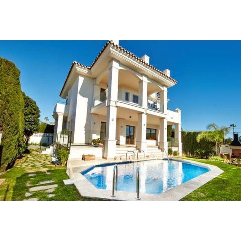 5 bedrooms villa with private pool jacuzzi and furnished terrace at Marbella