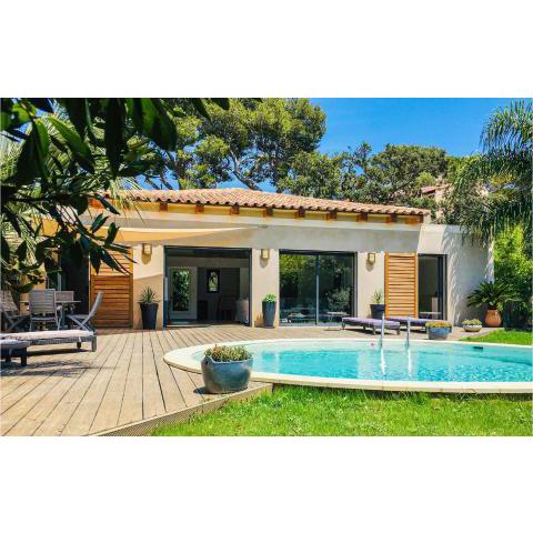 Amazing home in Giens with 3 Bedrooms, WiFi and Outdoor swimming pool