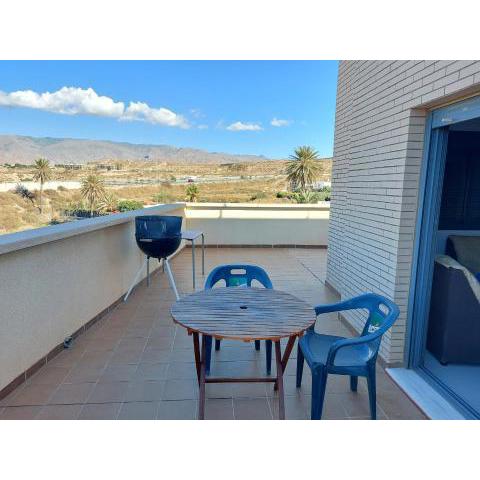 Amplio ático con terraza y aparcamiento entre el mar y desierto - Alborania