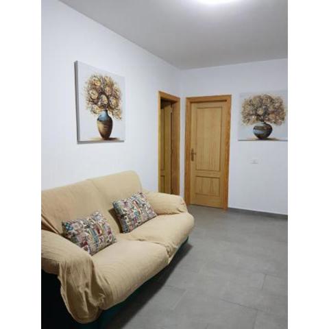 Apartamento privado en una zona tranquila y próxima al aeropuerto TF norte y a la ciudad de San Cristóbal de la Laguna .