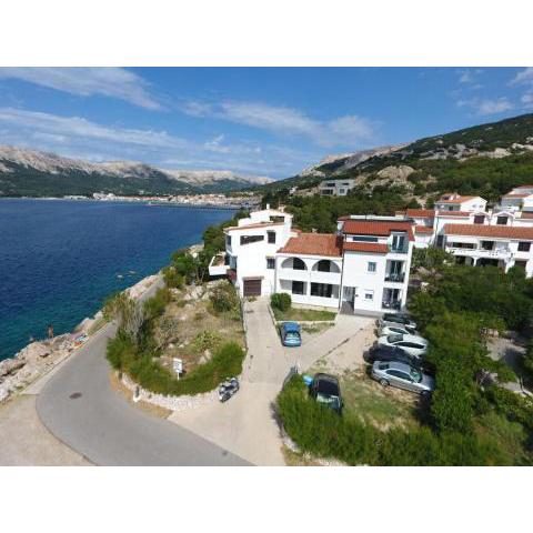 Apartment N6 D&D, Baska