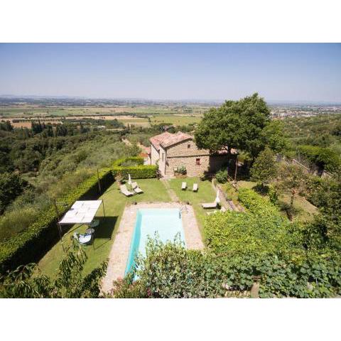 Attractive Holiday Home in Cortona with Swimming Pool