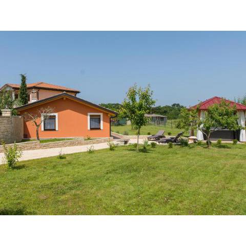 Attractive Holiday Home with Pool bubble bath Patio Courtyard