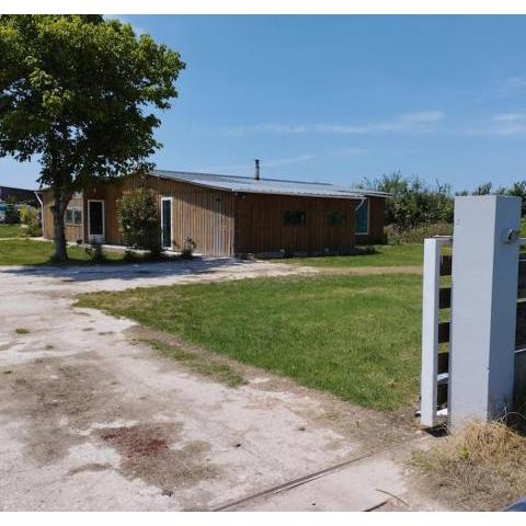 Cabanon en bord d'estuaire calme en pleine nature