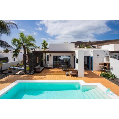 Captivating 2-Bed Villa in Playa Blanca