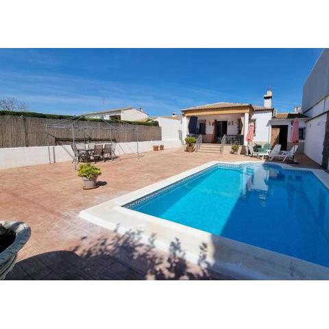 Chalet con piscina en Lucena