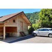 Chalet indépendant avec vue et jardin.