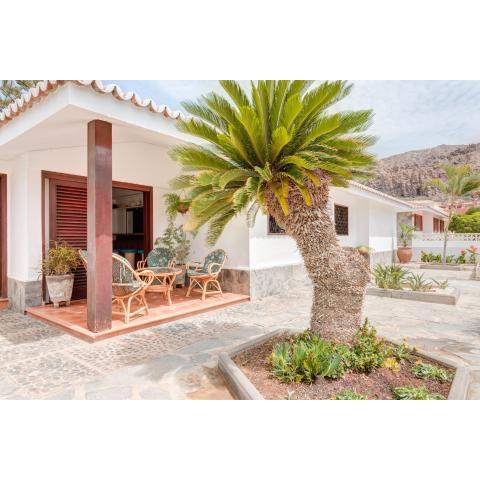 Chalet Umbelina con jardin y vista al mar