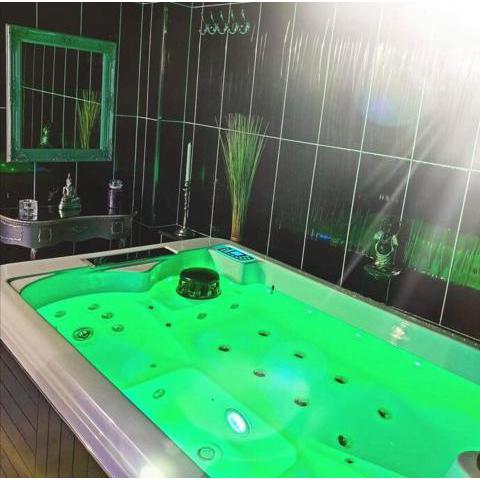 Chambre avec jacuzzi dans hangar insolite