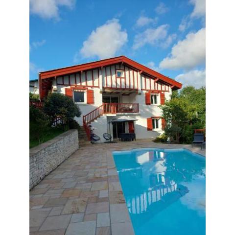 Chambre d'hôtes avec piscine au calme dans maison Basque