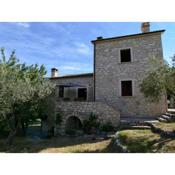 Cozy Cottage in Abbateggio with Garden