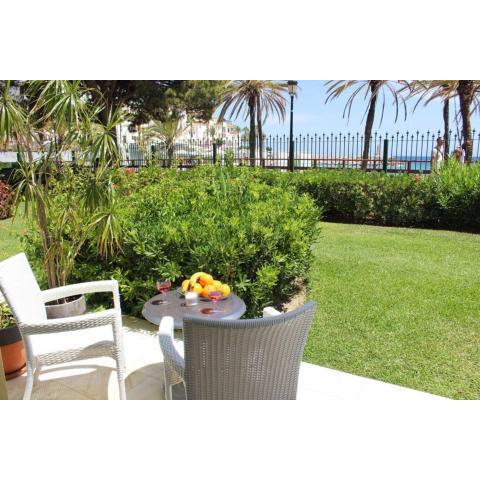 Frontline sea in the center of Puerto Banus.2bedrooms -Garden