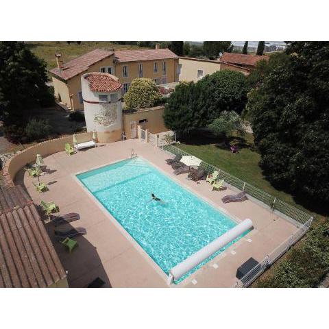 Grande chambre dans un mas provençal avec piscine à Manosque