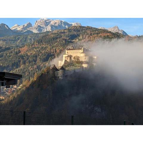 Haus Biechl mit Blick auf die Burg Hohenwerfen