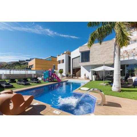 HomeForGuest Villa with Sea Views, Pool, Spa, Gym, Cinema & ProAudio