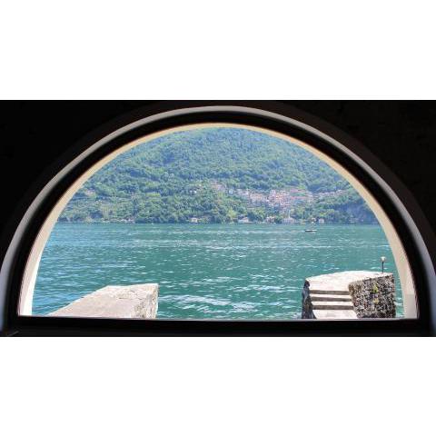 House on the lake shore of Laglio