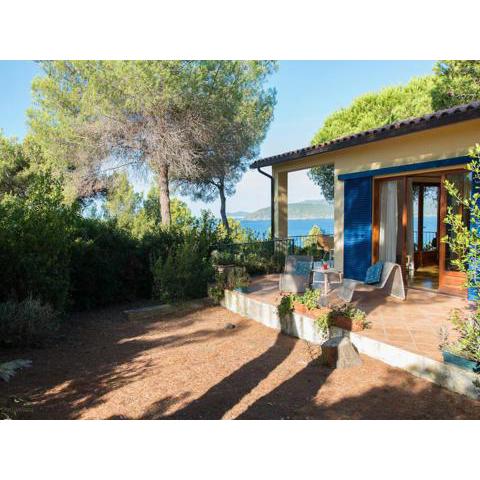 House with direct access and private terrace at sea only 10min from Capoliveri