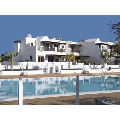 Lavish Holiday Home in Playa Blanca with Pool