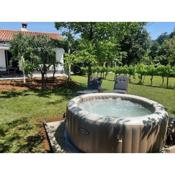 Lovely Cottage with Jacuzzi