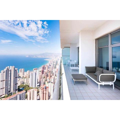 Luxury apartment on the 41st floor with stunning sea views