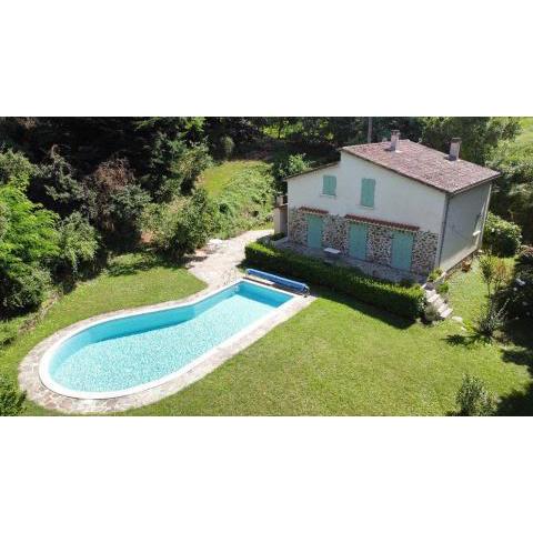 Magnifique Maison avec piscine dans un milieu verdoyant proche des commodités