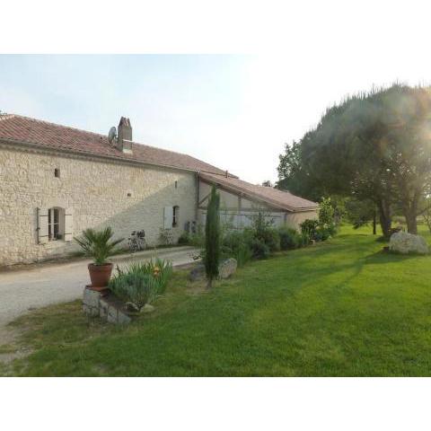 maison avec terrasse et piscine sur grand terrain