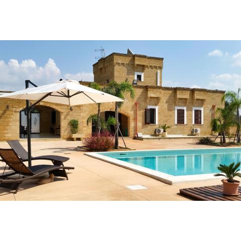 Masseria fortificata con piscina e spiaggia m770