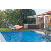 Modern Villa di Rovigno with Pool, Hot Tub and Sea View