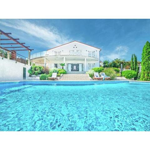 Spacious detached villa with pool near Pula with sea view