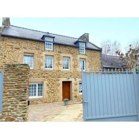 Stone house typical of the Pays de Rance, 900m from the beach