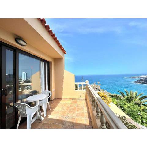 Stunning views beside the beach, aptartment with pool