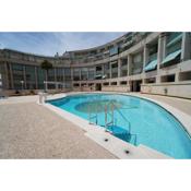 Sun, pool, sea view and balcony!