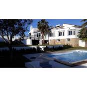 Torreguadiaro Villa - 2 mins walk from the bars and restaurants