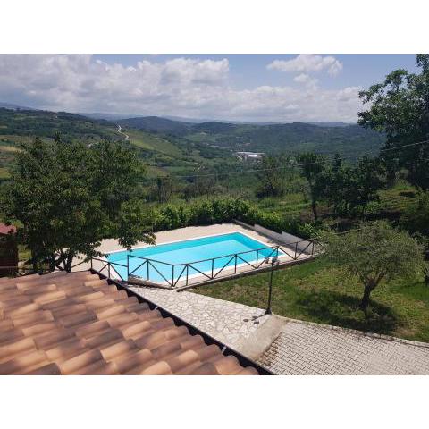 Villa con piscina panoramica uso esclusivo Lapio